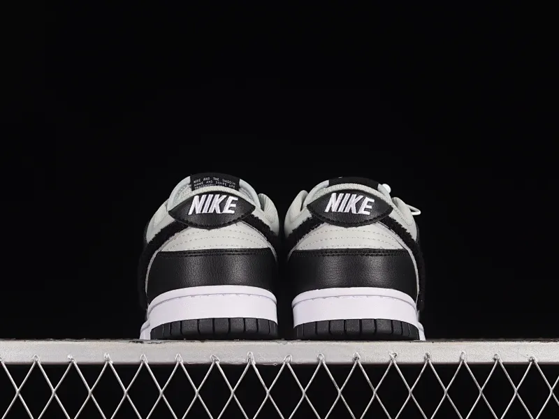 All Categories Nk SB Dunk Series Nk SB Dunk Low Low-top sneakers Cost-effective version Nk Dunk Low "Chenille" plush black hook SB low-top sports and leisure sneakers DQ7683-001